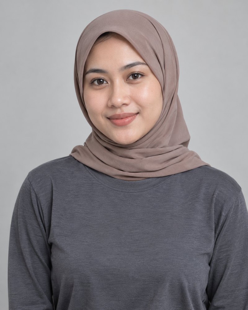 Nadiah binti Hamzah, jurutulis slot Putaranova, baju kelabu polos